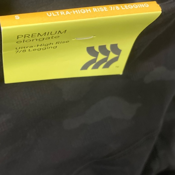 All in Motion™‎ Women's Premium Elongate Ultra High-Rise Black Camo - Picture 8 of 9